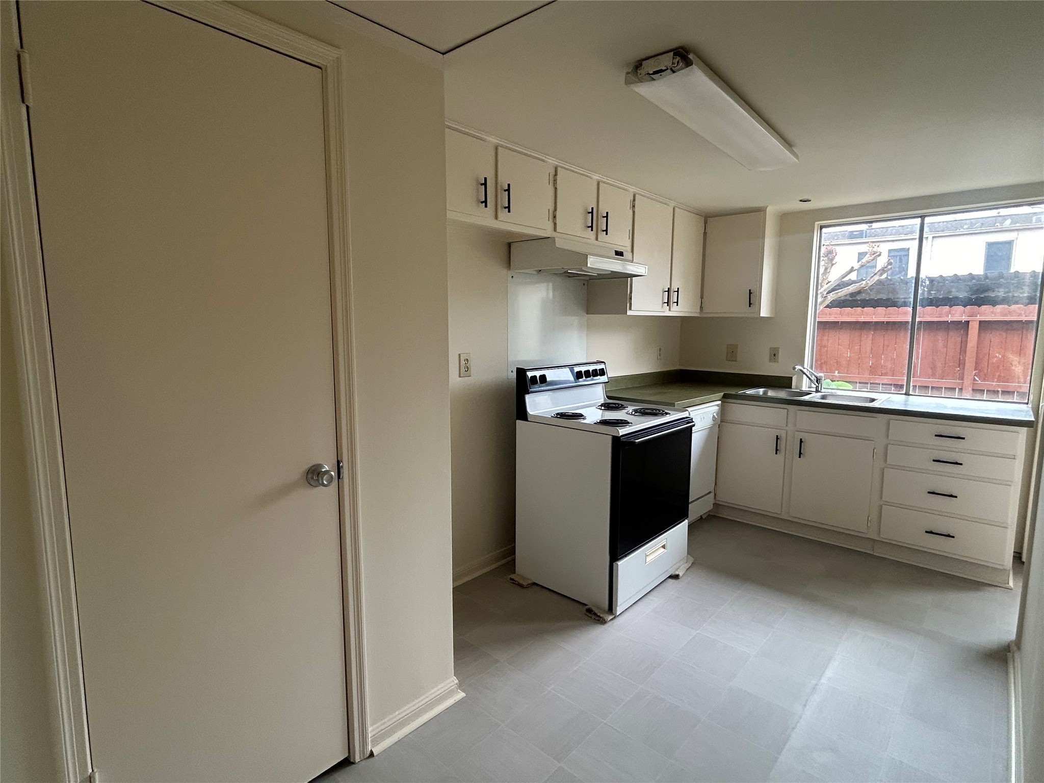 850 Threadneedle Street, Unit 71 Houston, TX 77079 - Photo 4 of 20 a kitchen with stainless steel appliances a stove a sink and white cabinets