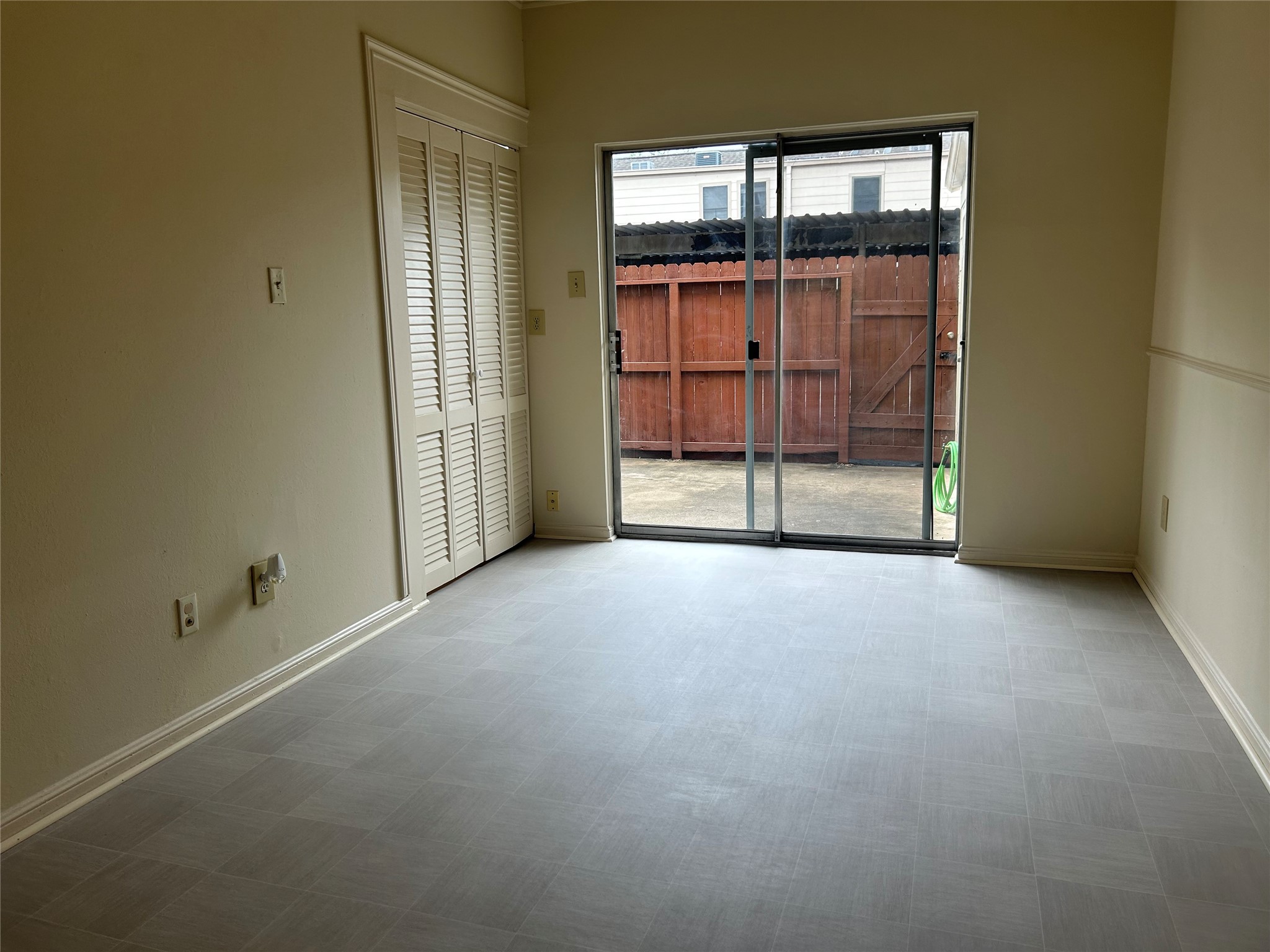 850 Threadneedle Street, Unit 71 Houston, TX 77079 - Photo 7 of 20 a view of an empty room with a window