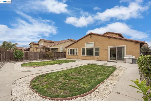 a view of a house with a backyard