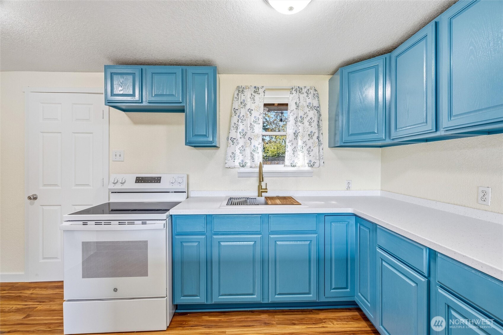 113 South Gardner Road Burlington, WA 98233 - Photo 35 of 40 a kitchen with granite countertop wooden cabinets and white appliances