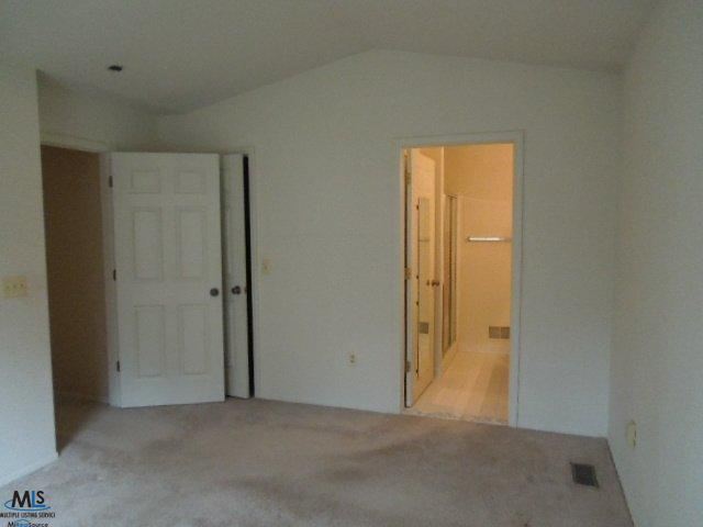 240 Pine Tree Ridge Waterford, MI 48327 - Photo 10 of 20 31142089-9.JPG