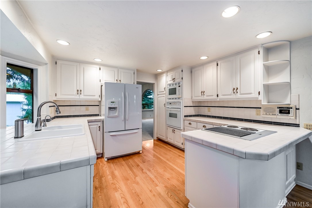 18811 Meridian Place West Bothell, WA 98012 - Photo 6 of 37