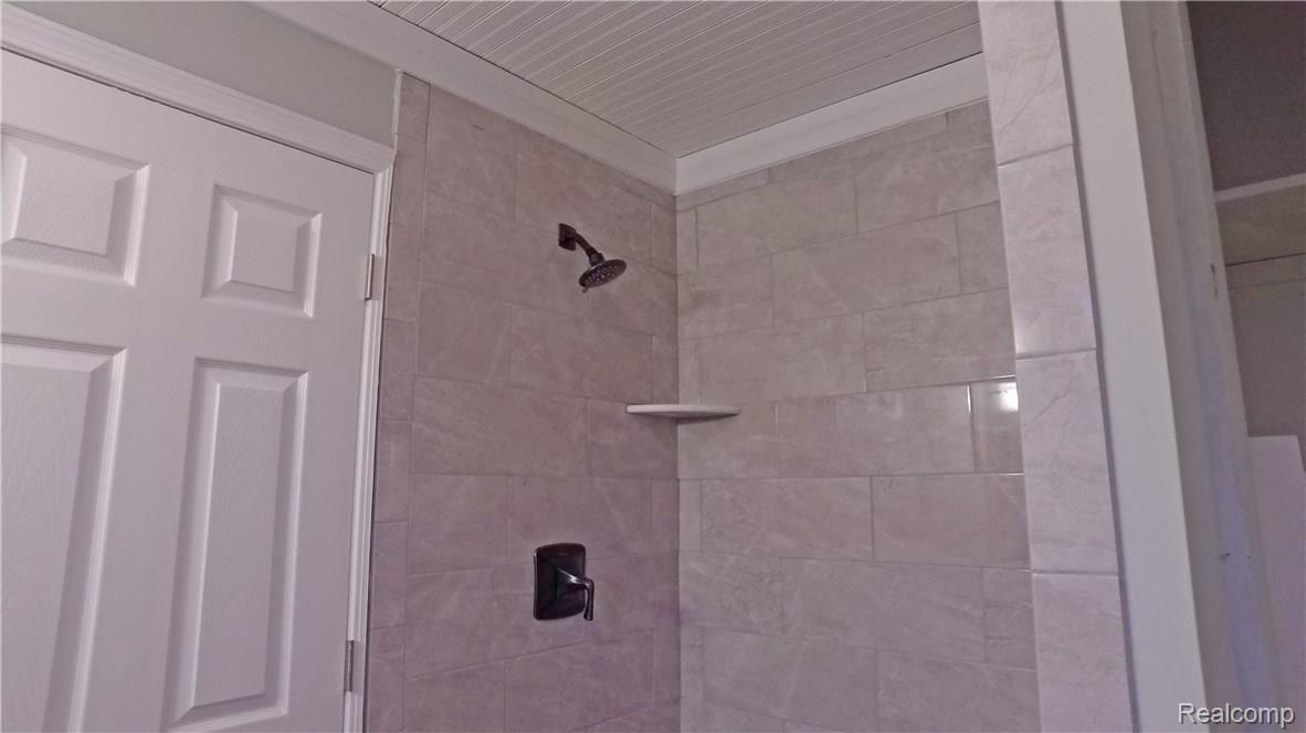21171 Armada Ridge Road Armada, MI 48005 - Photo 17 of 24 Master Bath.jpg