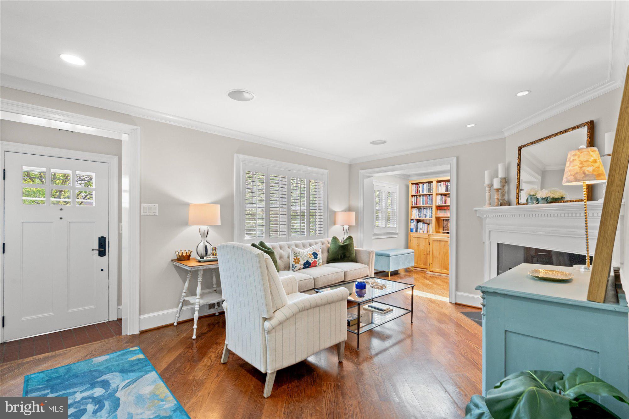 6041 25th Road North Arlington, VA 22207 - Photo 5 of 67 Living room and vestibule