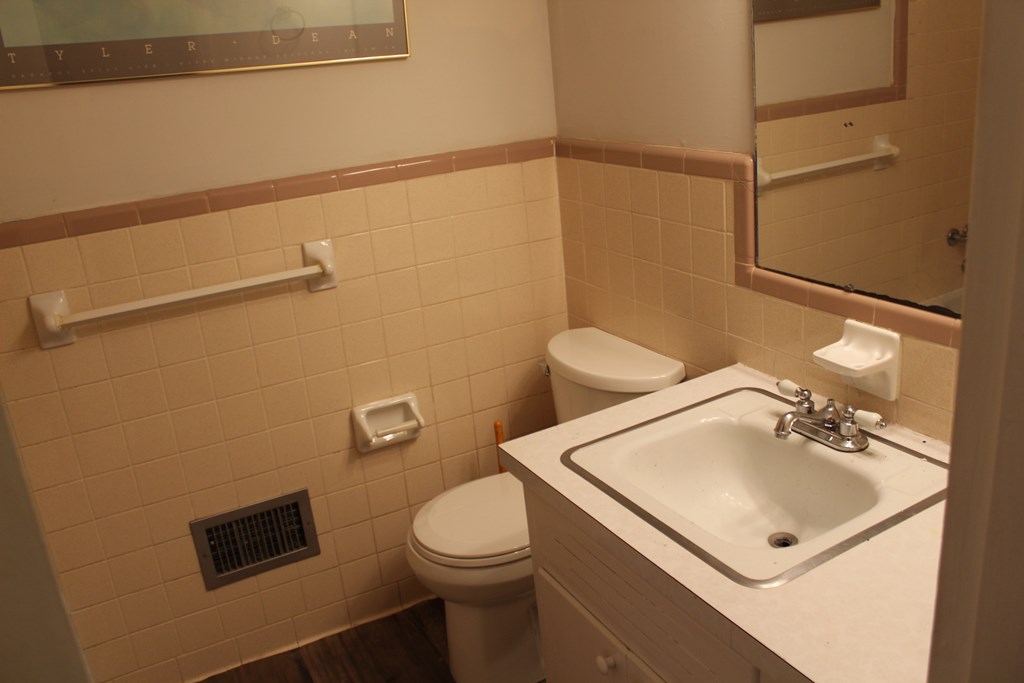 1616 Randall Road Dothan, AL 36303 - Photo 8 of 15 Hall bath