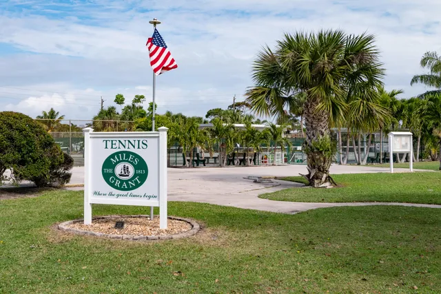 a sign that is sitting on the side of a road