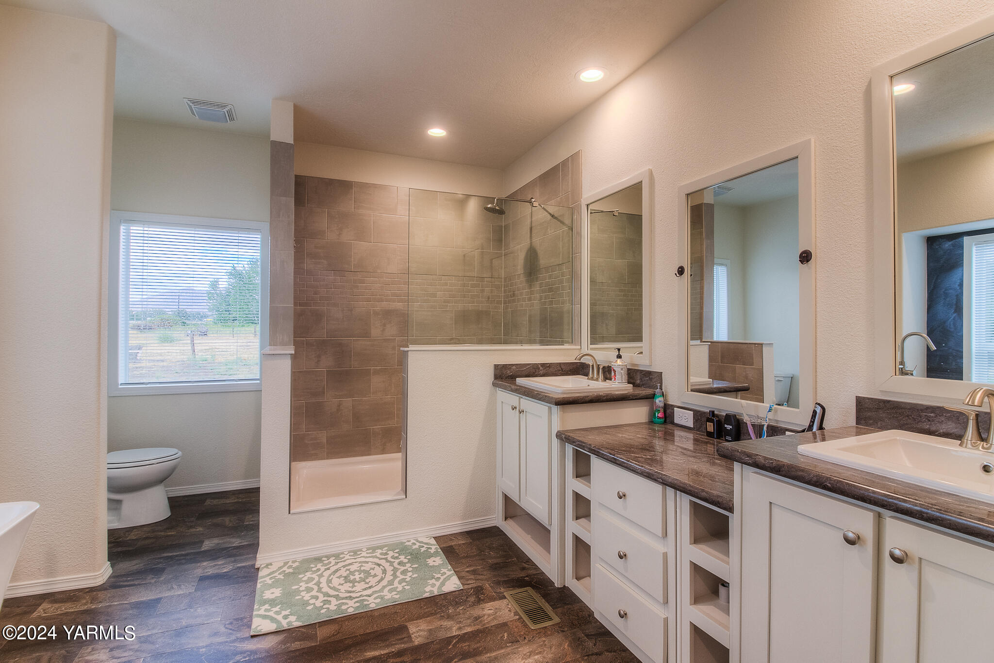 460 McPhee Road Naches, WA 98937 - Photo 27 of 39 Primary bathroom