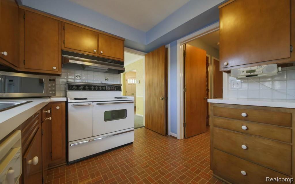 1652 Littlestone Road Grosse Pointe, MI 48236 - Photo 15 of 26 15-photo-web-1680x1050-153906.jpg
