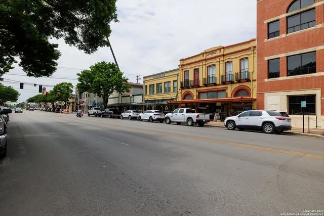 $2,850 | 142 West San Antonio Street, New Braunfels, TX 78130