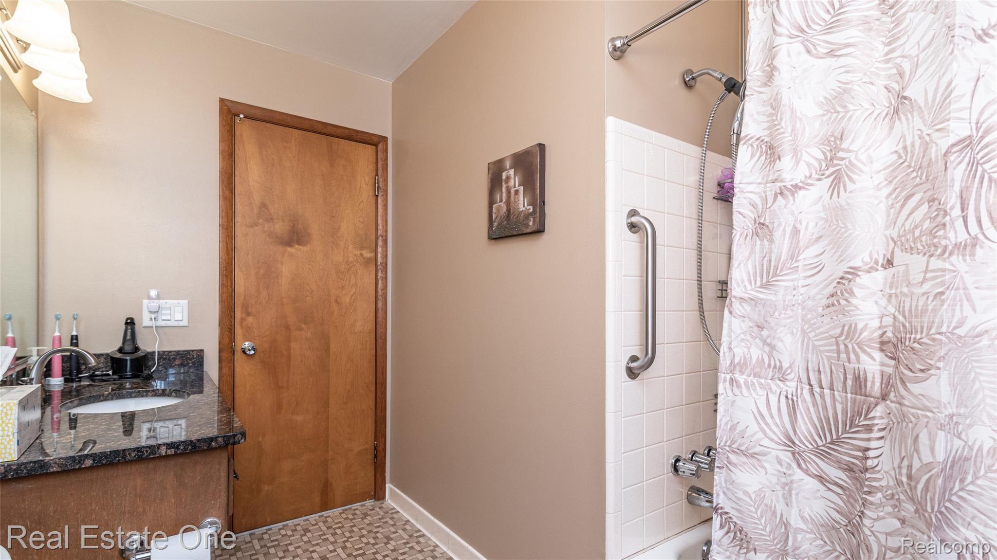 698 Center Ridge South Lyon, MI 48178 - Photo 34 of 48 Bathroom