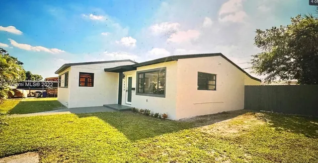 a view of backyard of the house