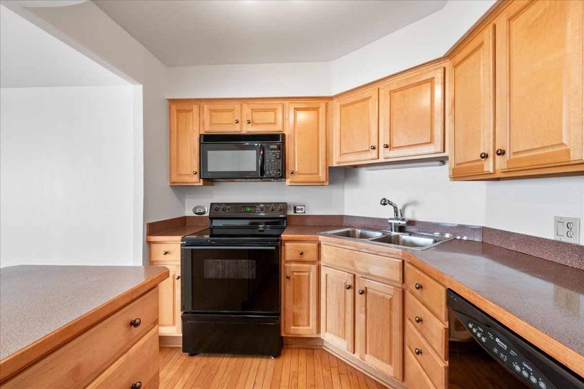6033 North Sheridan Road, Unit 34M Chicago, IL 60660 - Photo 11 of 48 a kitchen with stainless steel appliances granite countertop a stove a sink and a microwave