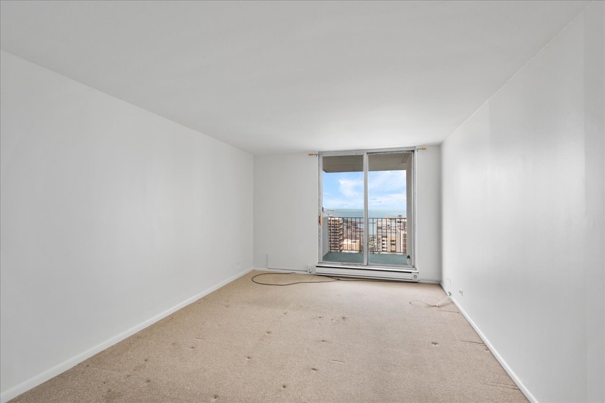 6033 North Sheridan Road, Unit 34M Chicago, IL 60660 - Photo 13 of 48 an empty room with windows