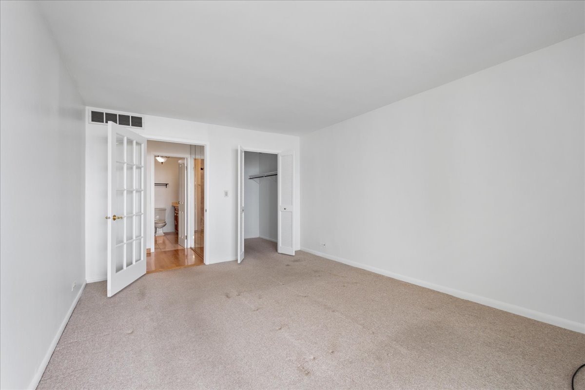 6033 North Sheridan Road, Unit 34M Chicago, IL 60660 - Photo 15 of 48 a view of an empty room and closet area