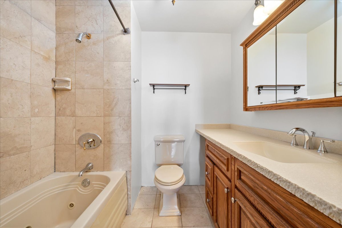 6033 North Sheridan Road, Unit 34M Chicago, IL 60660 - Photo 16 of 48 a bathroom with a sink a toilet and a bathtub