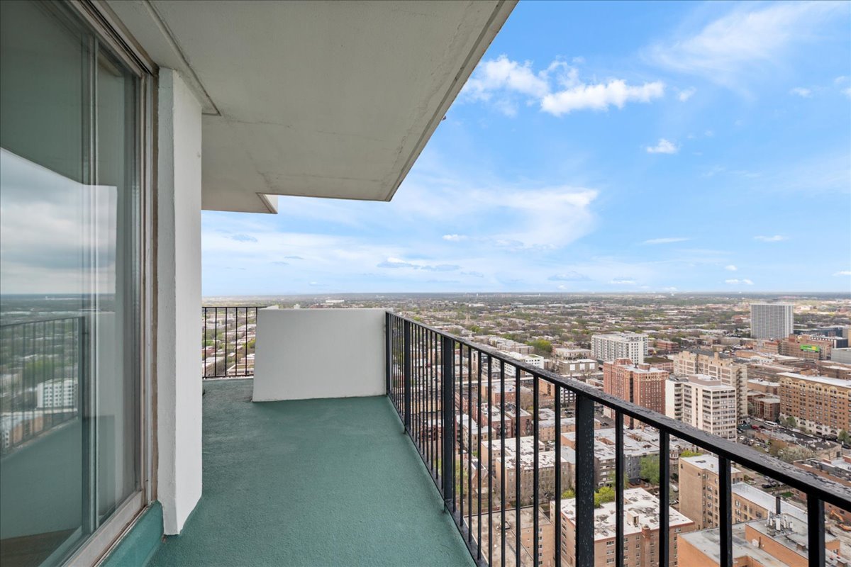 6033 North Sheridan Road, Unit 34M Chicago, IL 60660 - Photo 17 of 48 a view of city from balcony