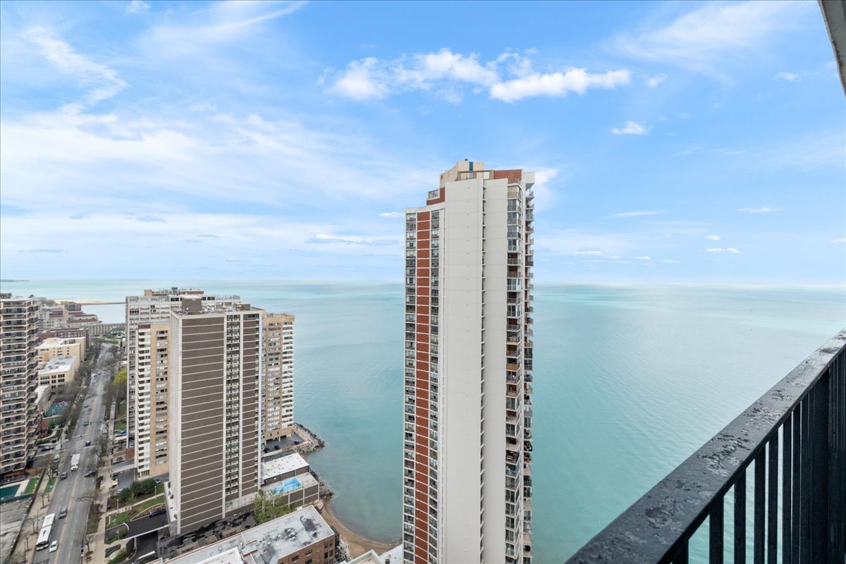 6033 North Sheridan Road, Unit 34M Chicago, IL 60660 - Photo 19 of 48 a view of balcony with city view