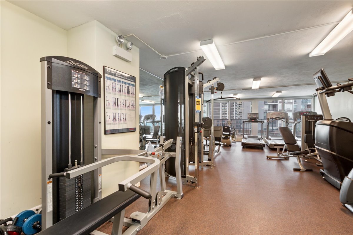 6033 North Sheridan Road, Unit 34M Chicago, IL 60660 - Photo 24 of 48 a view of a room with gym equipment
