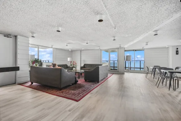 $239,000 | 6033 North Sheridan Road, Unit 34M, Chicago, IL 60660