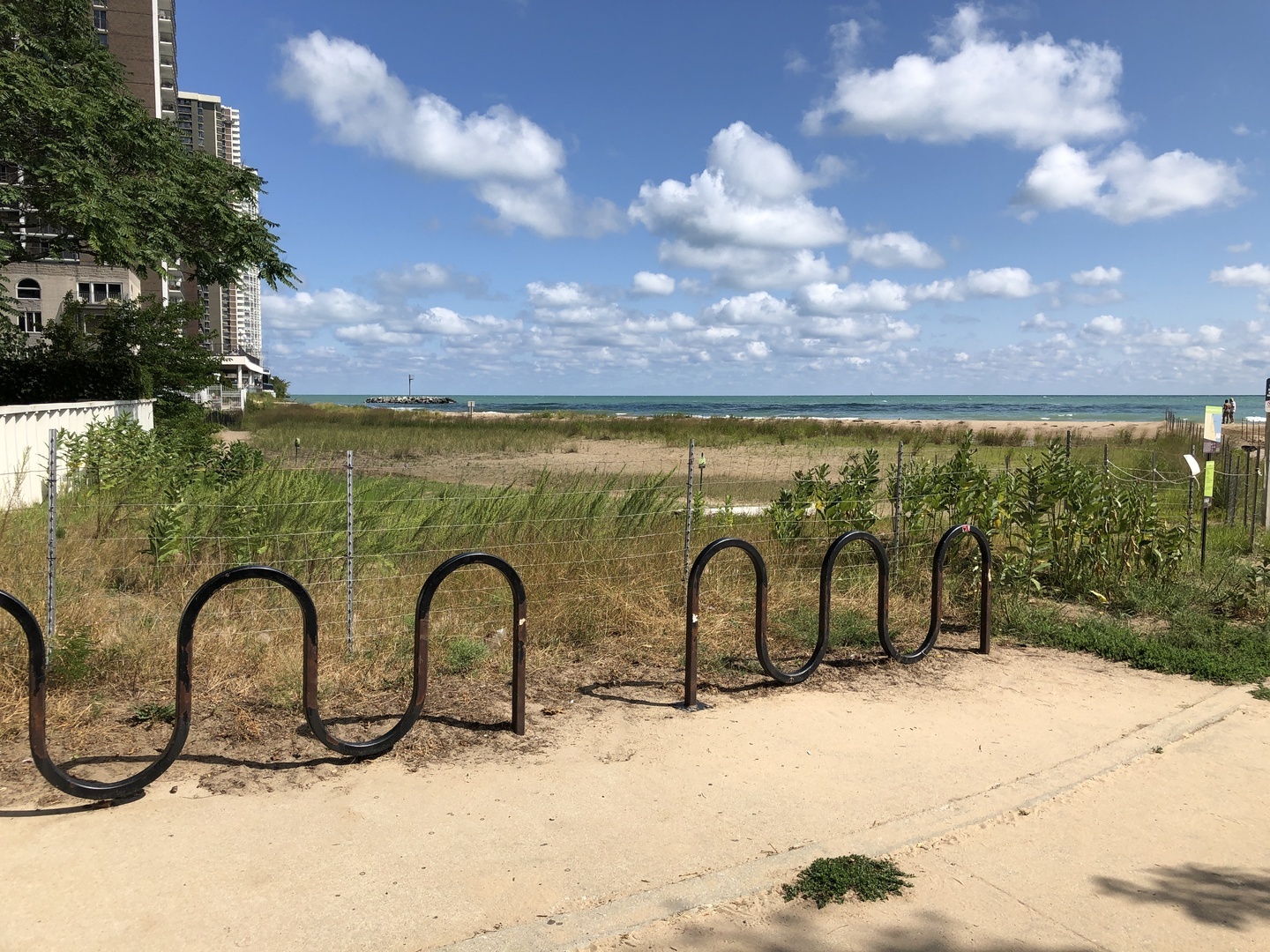 6033 North Sheridan Road, Unit 34M Chicago, IL 60660 - Photo 40 of 48 a backyard of a house with table and chairs