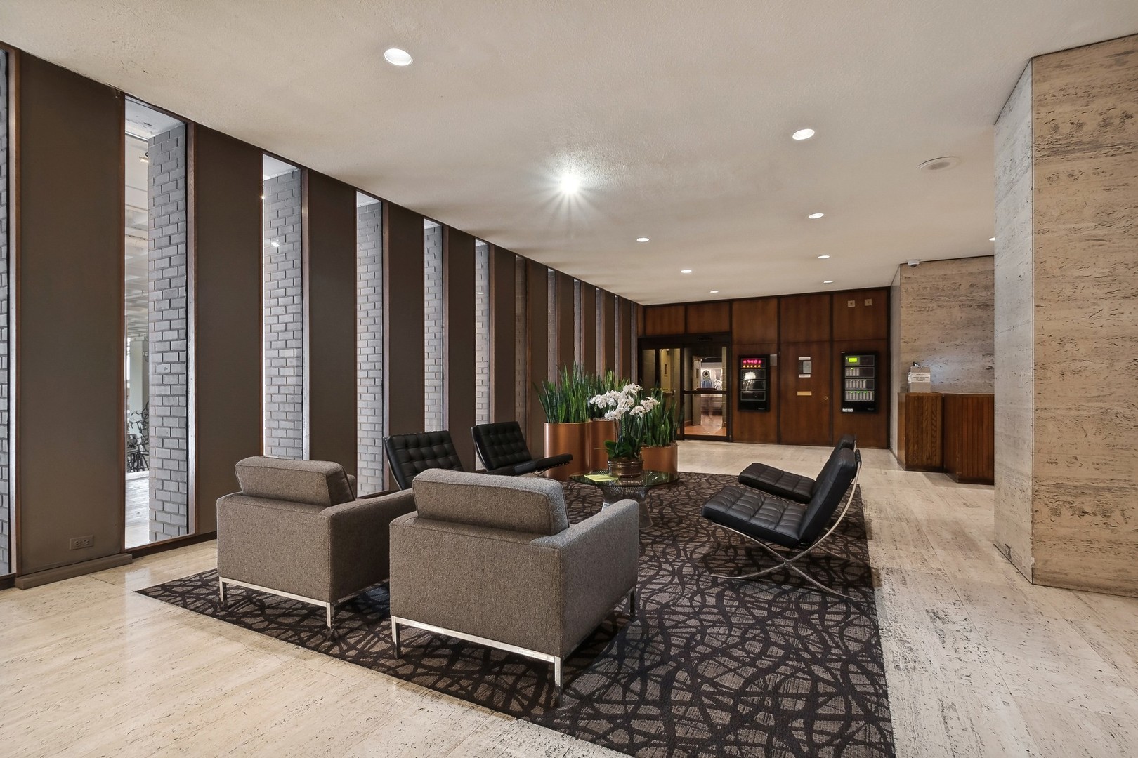 6033 North Sheridan Road, Unit 34M Chicago, IL 60660 - Photo 4 of 48 a living room with furniture and large window