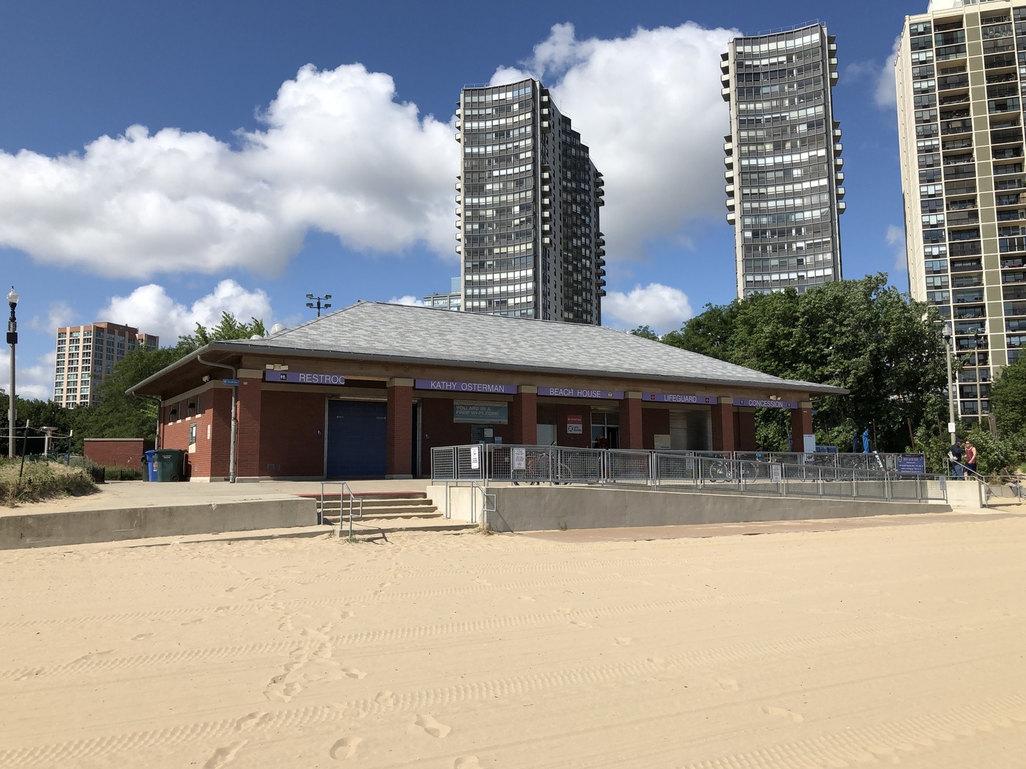 6033 North Sheridan Road, Unit 34M Chicago, IL 60660 - Photo 43 of 48 a front view of building with yard