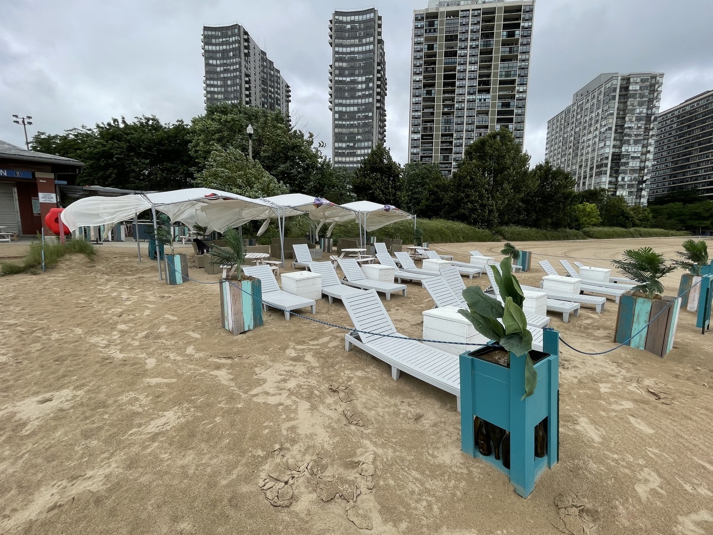 6033 North Sheridan Road, Unit 34M Chicago, IL 60660 - Photo 46 of 48 an outdoor space with patio and mountain view
