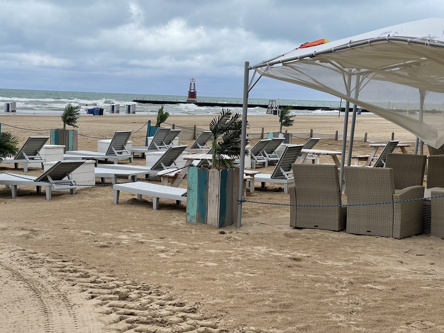 6033 North Sheridan Road, Unit 34M Chicago, IL 60660 - Photo 47 of 48 a view of a terrace