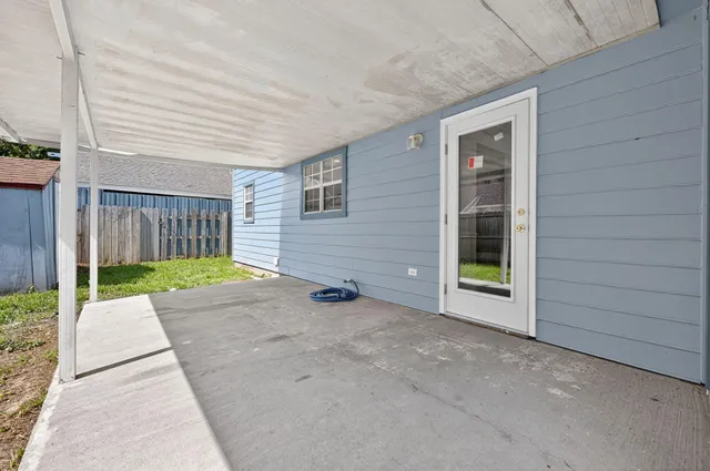 a view of a house with backyard and porch