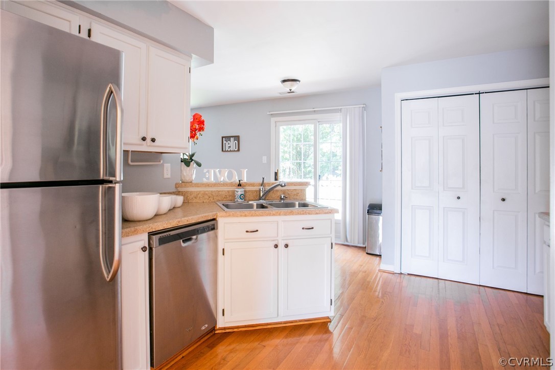 3248 Ransom Hills Road Richmond, VA 23237 - Photo 8 of 28 a kitchen with stainless steel appliances a refrigerator sink and cabinets