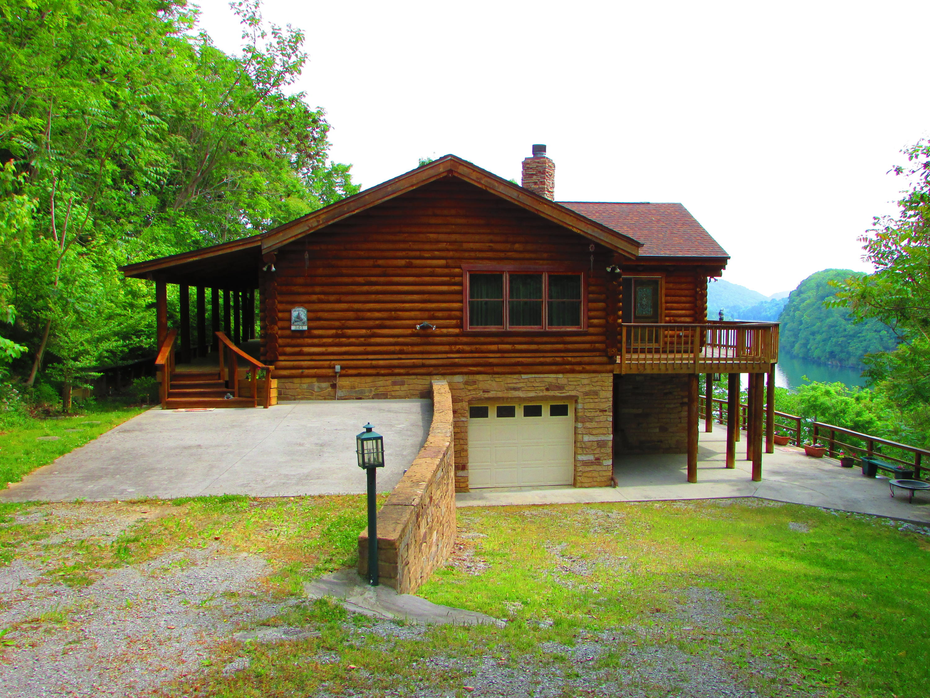 341 Shoreside Road New Tazewell, TN 37825 - Photo 1 of 35 Drive right up to the front door