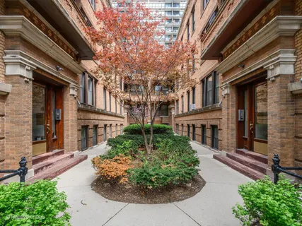 $395,000 | 2745 North Hampden Court, Unit 1E, Chicago, IL 60614