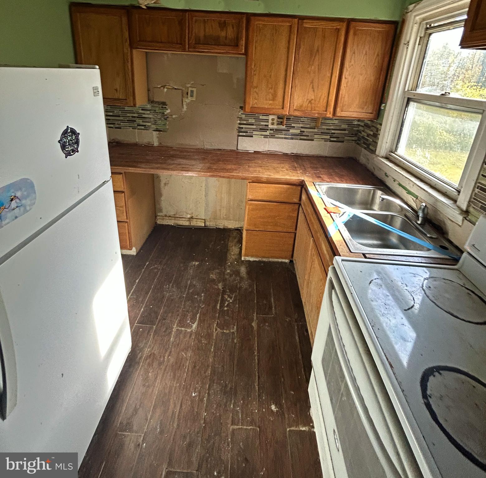 4407 Ridge Drive Baltimore, MD 21229 - Photo 11 of 18 a view of a kitchen with wooden floor and electronic appliances
