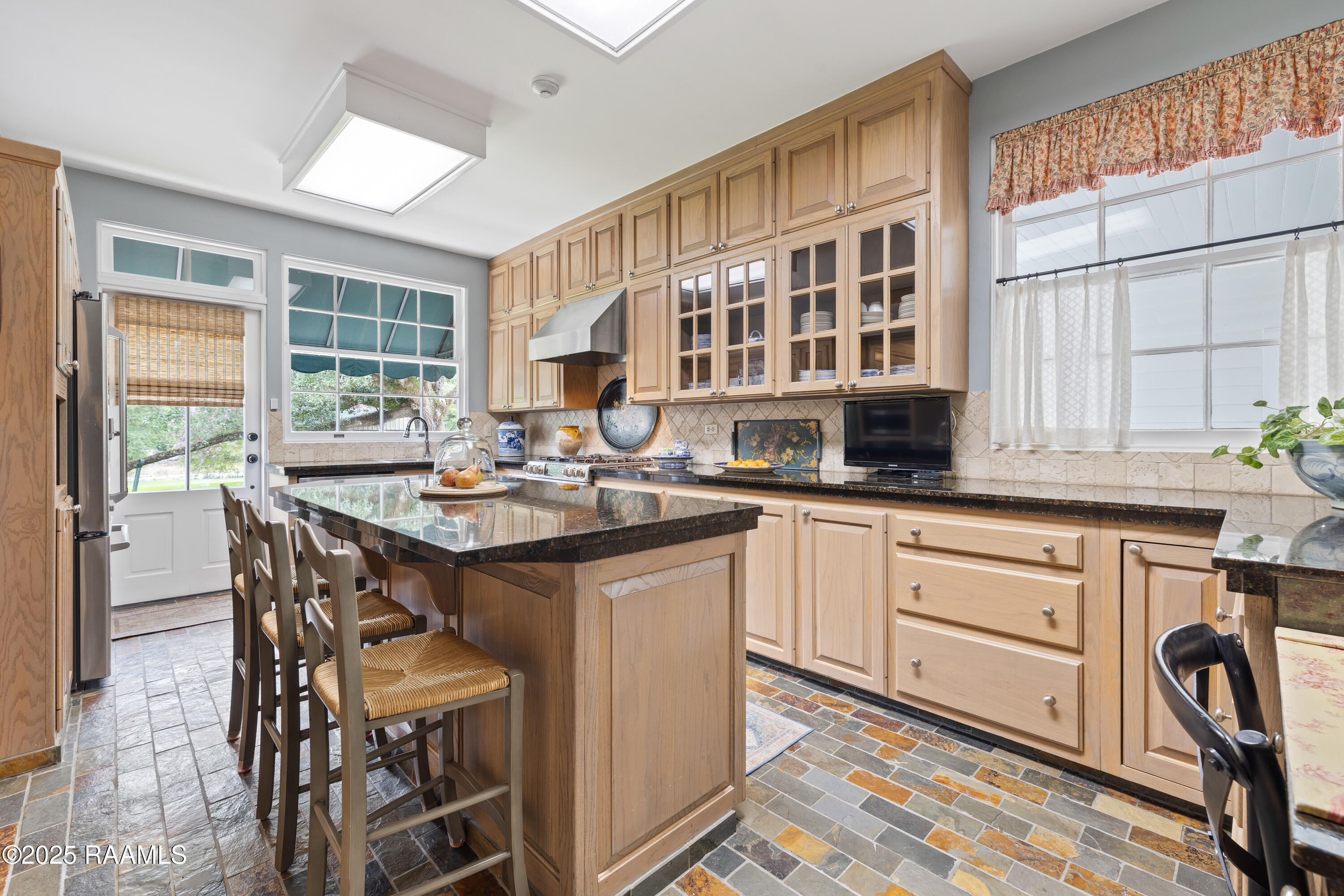 6302 Old Jeanerette Road New Iberia, LA 70563 - Photo 21 of 60 Kitchen