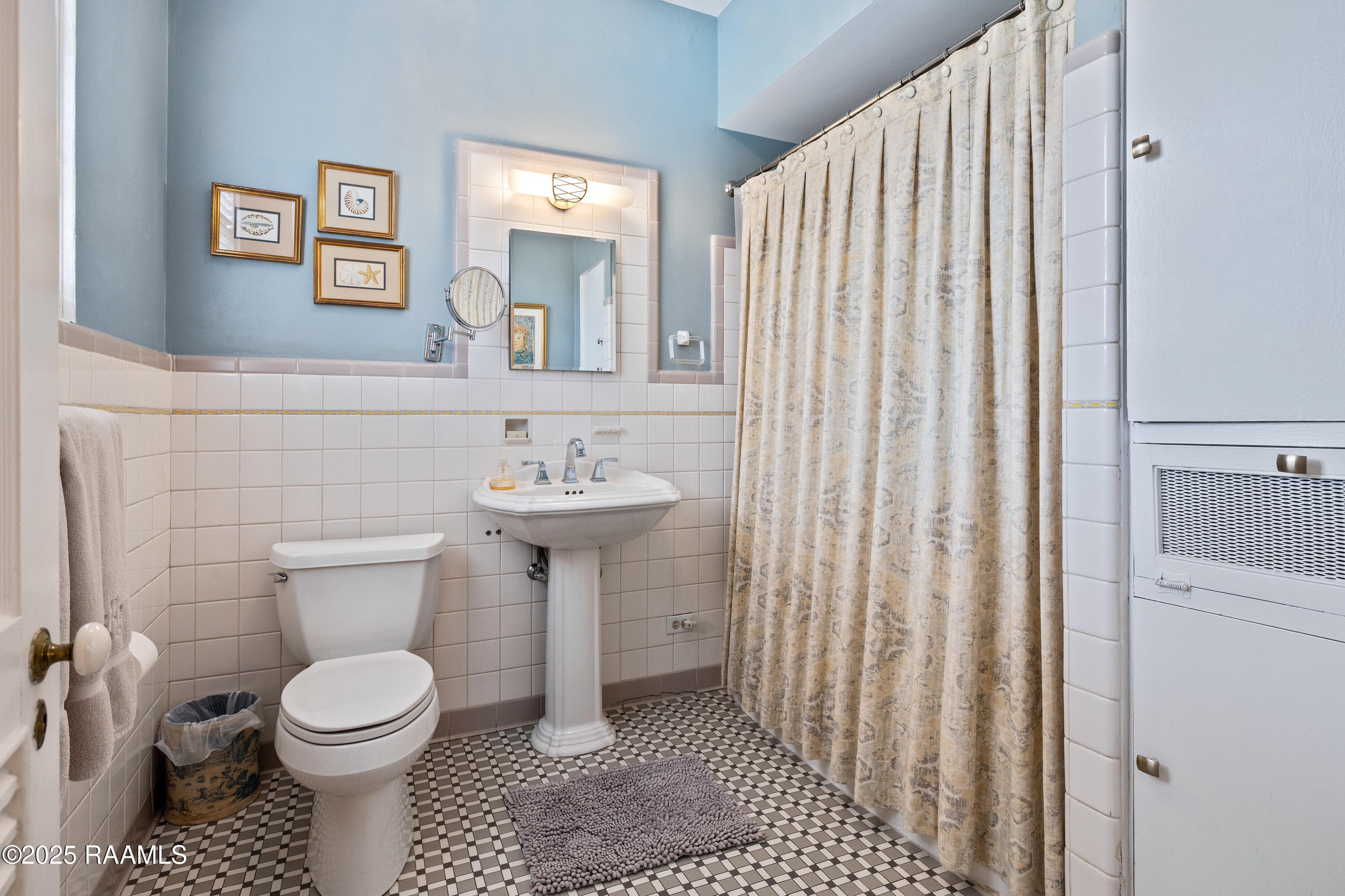 6302 Old Jeanerette Road New Iberia, LA 70563 - Photo 30 of 60 Primary Bathroom