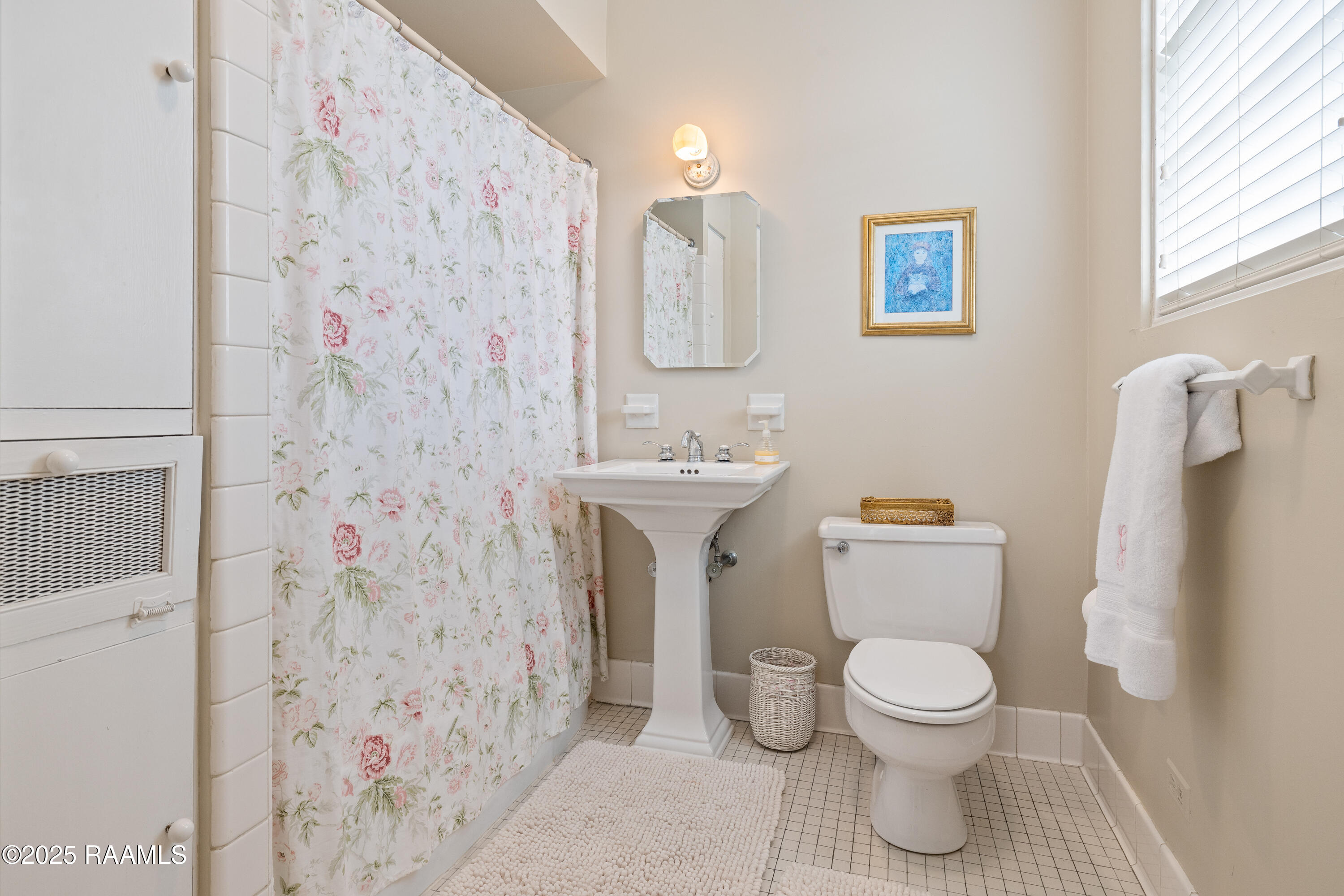 6302 Old Jeanerette Road New Iberia, LA 70563 - Photo 32 of 60 Bed #1 En-Suite Bathroom