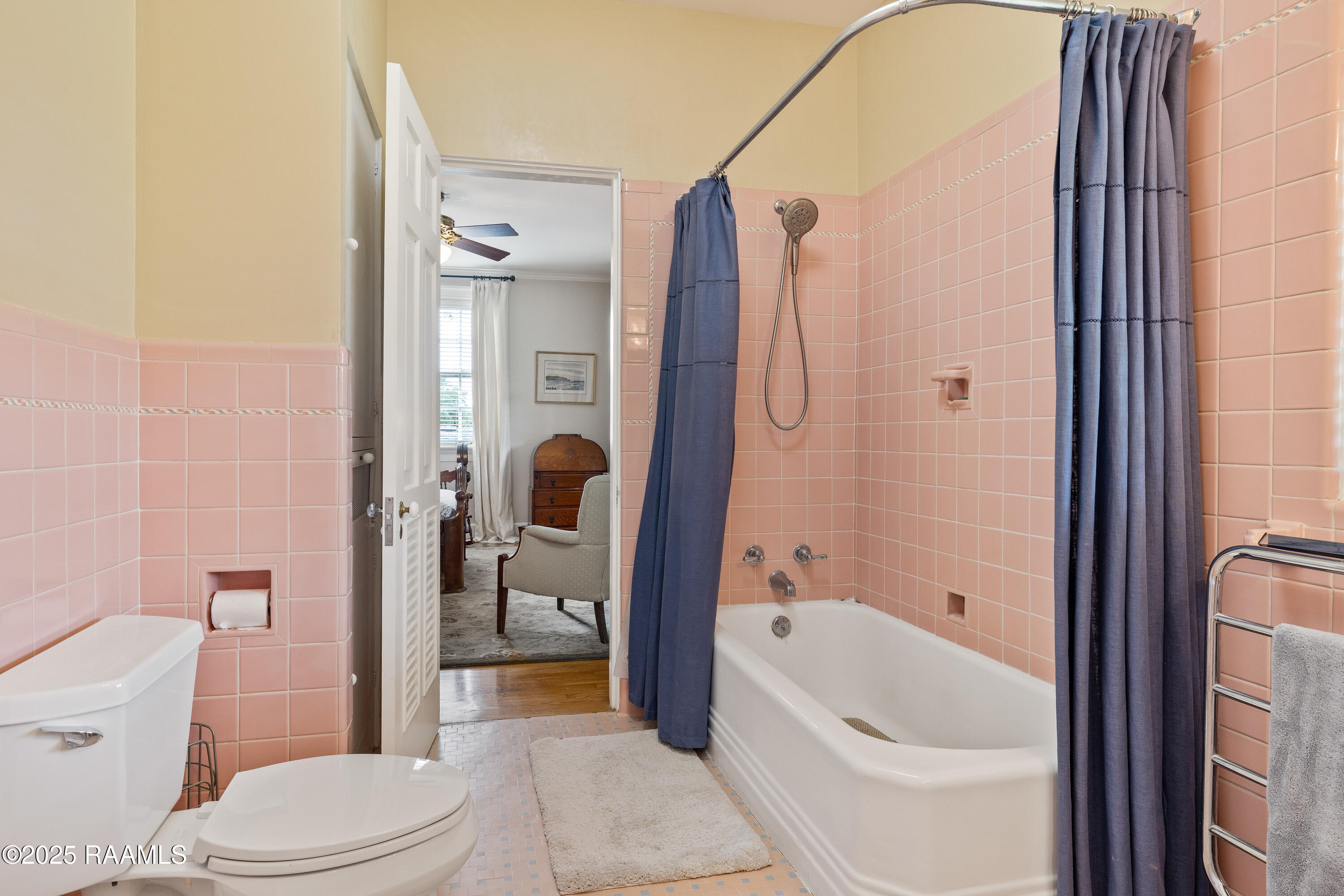 6302 Old Jeanerette Road New Iberia, LA 70563 - Photo 34 of 60 Jack-N-Jill Bathroom