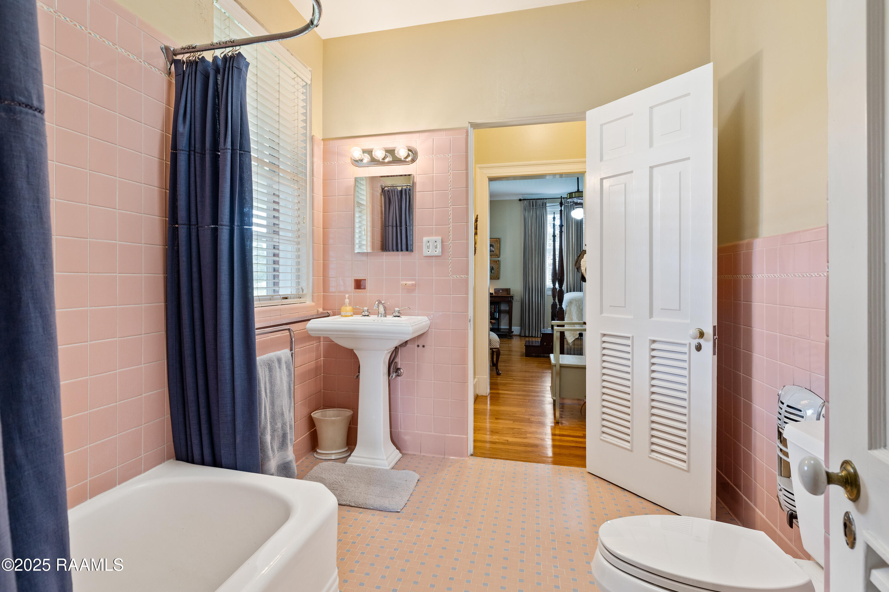 6302 Old Jeanerette Road New Iberia, LA 70563 - Photo 35 of 60 Jack-N-Jill Bathroom
