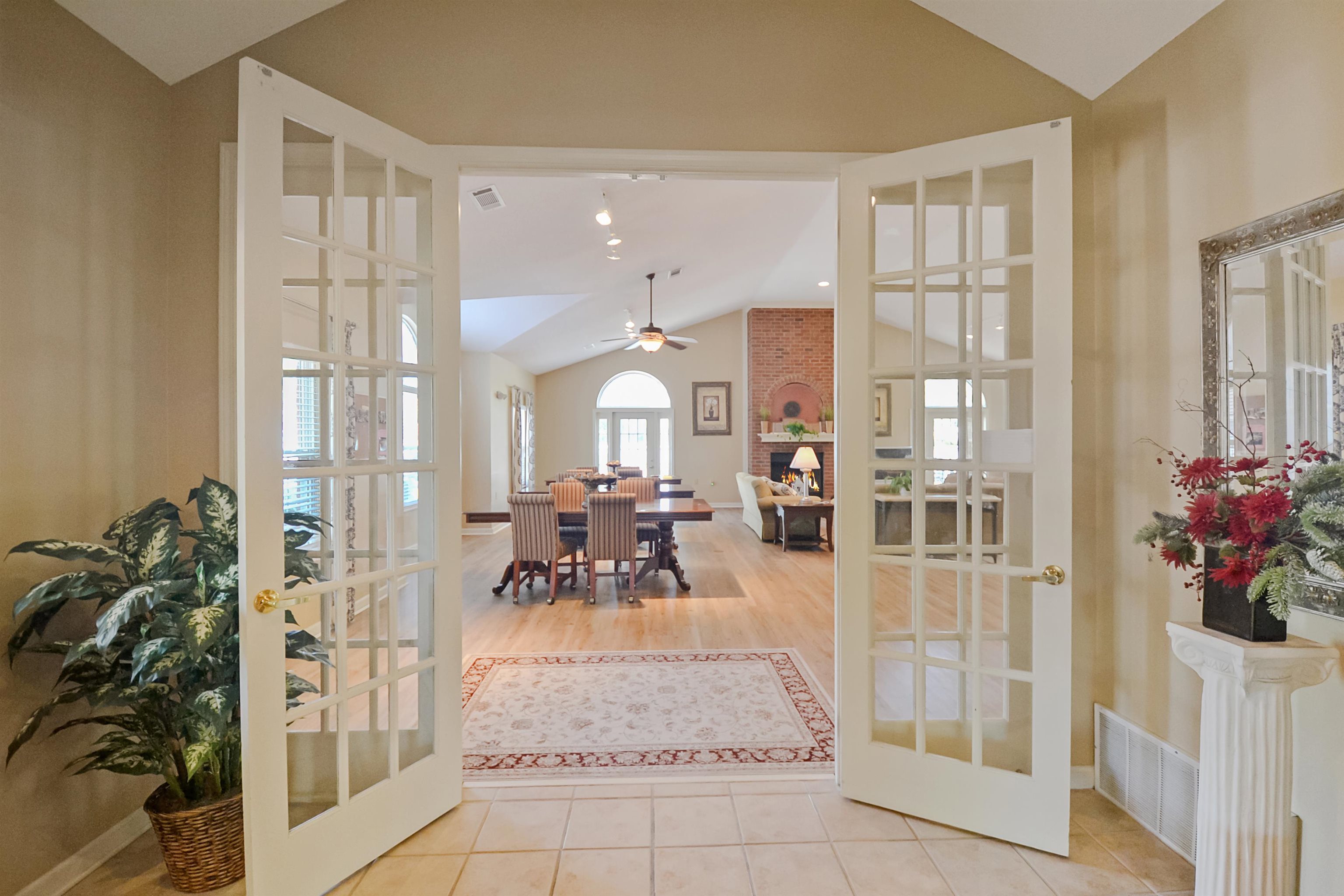1201 Oak Timber Circle, Unit 29 Collierville, TN 38017 - Photo 29 of 32 a view of a living room and a porch
