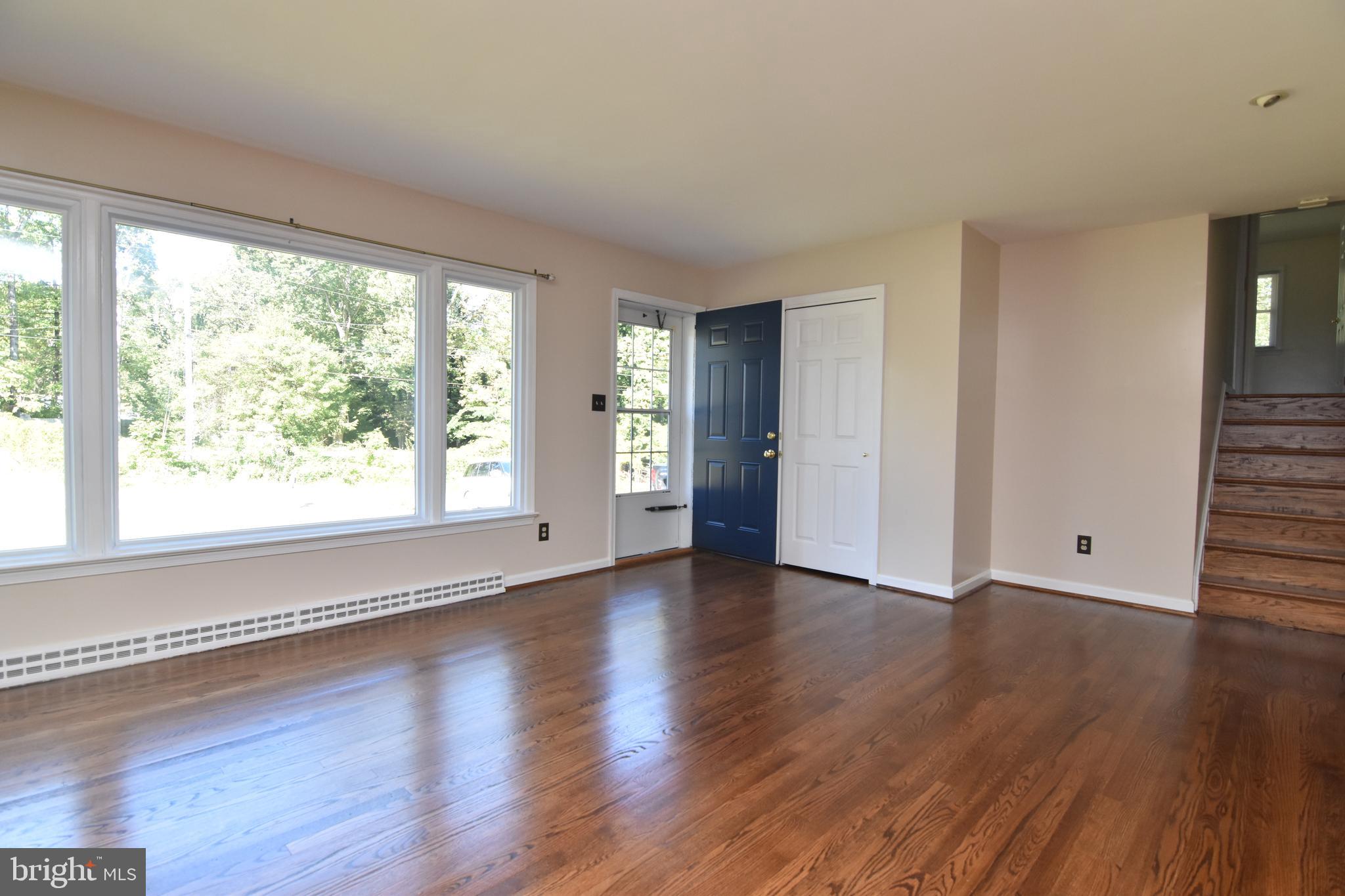 Living room w/ beautiful hardwood floors