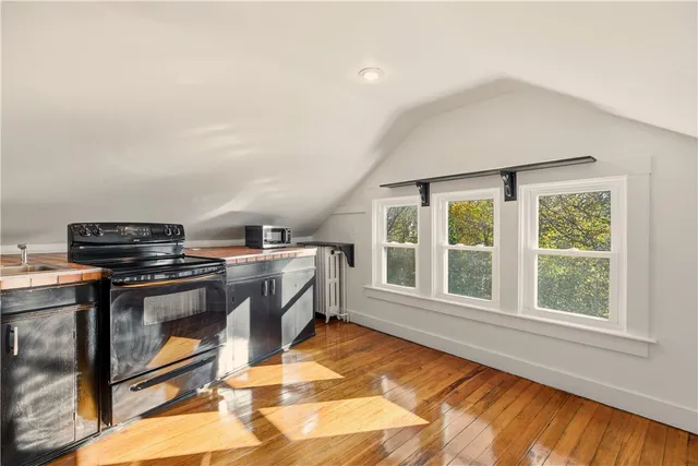 $2,100 | 31 Bayside Avenue, Unit 4, Newport, RI 02840