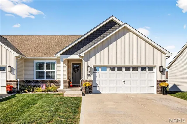 $400,000 | 820 Applewood Creek Drive, Fairview Heights, IL 62208