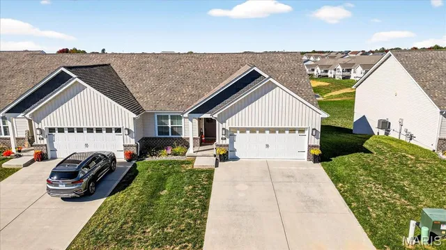 $400,000 | 820 Applewood Creek Drive, Fairview Heights, IL 62208