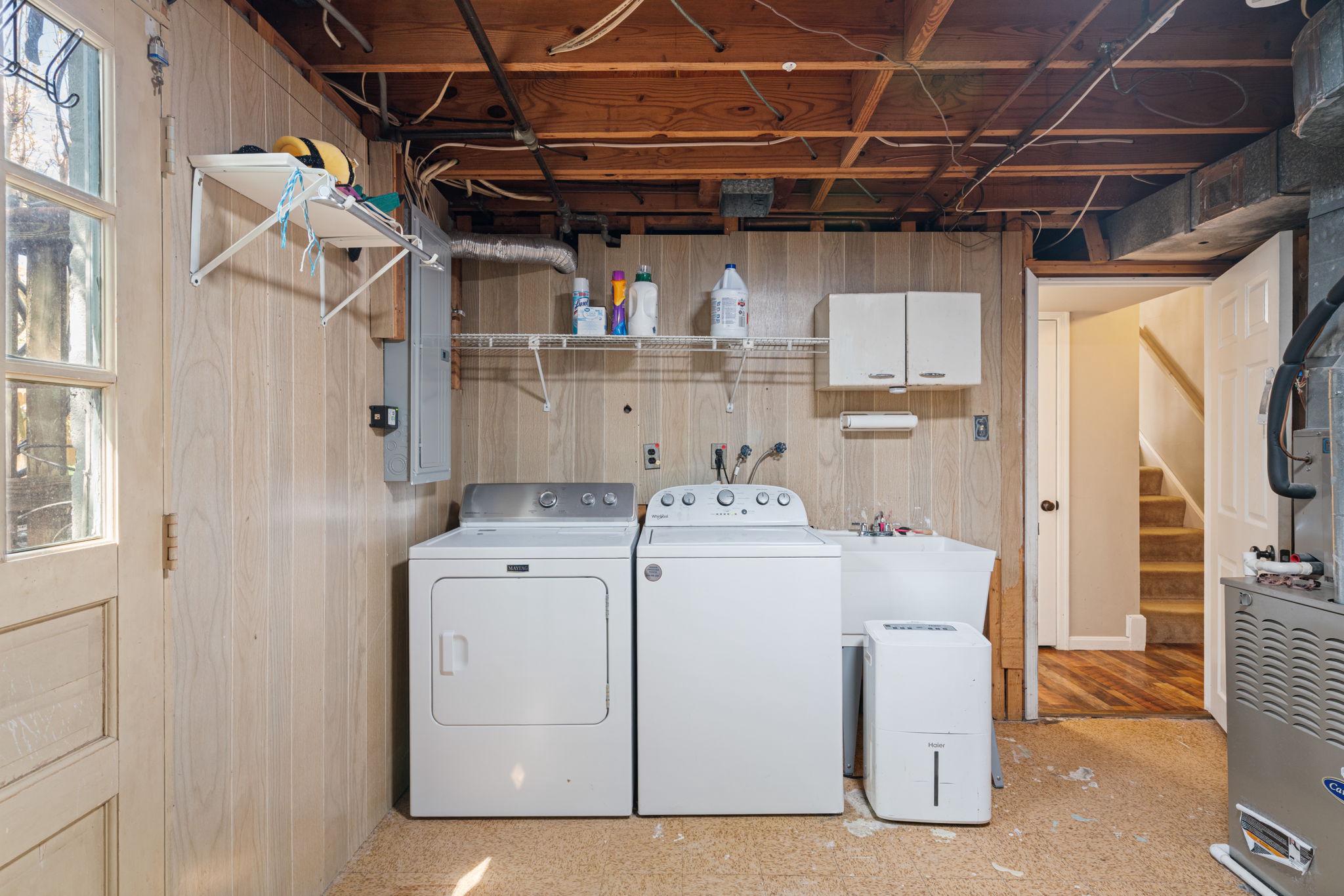 7600 Kingsbury Road Alexandria, VA 22315 - Photo 19 of 29 Utility/laundry room w/ backyard access