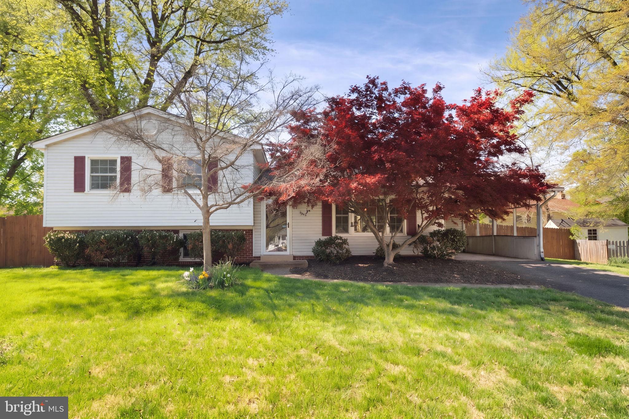 7600 Kingsbury Road Alexandria, VA 22315 - Photo 2 of 31 a backyard of a house with table and chairs