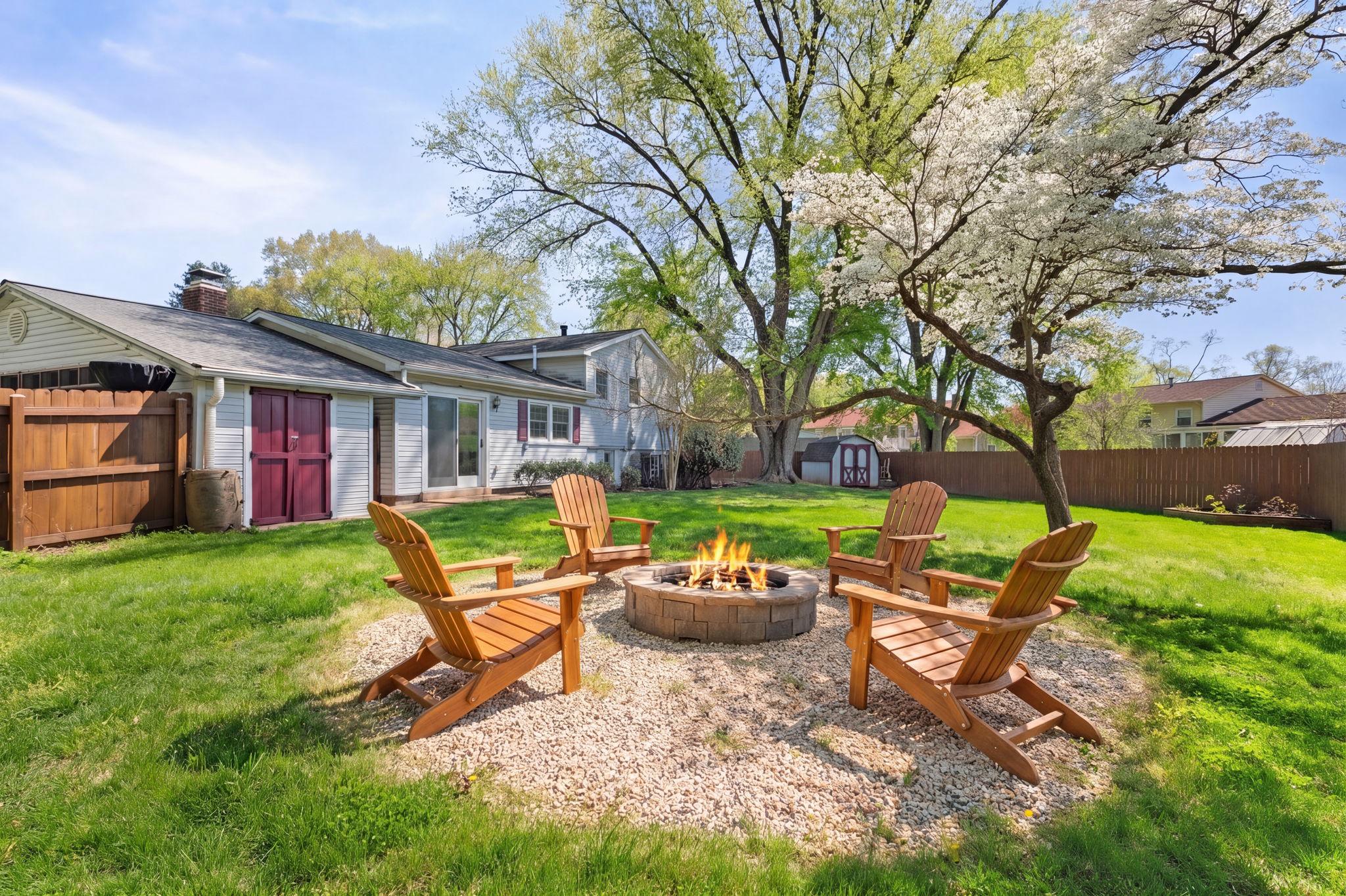 7600 Kingsbury Road Alexandria, VA 22315 - Photo 22 of 31 a backyard of a house with table and chairs