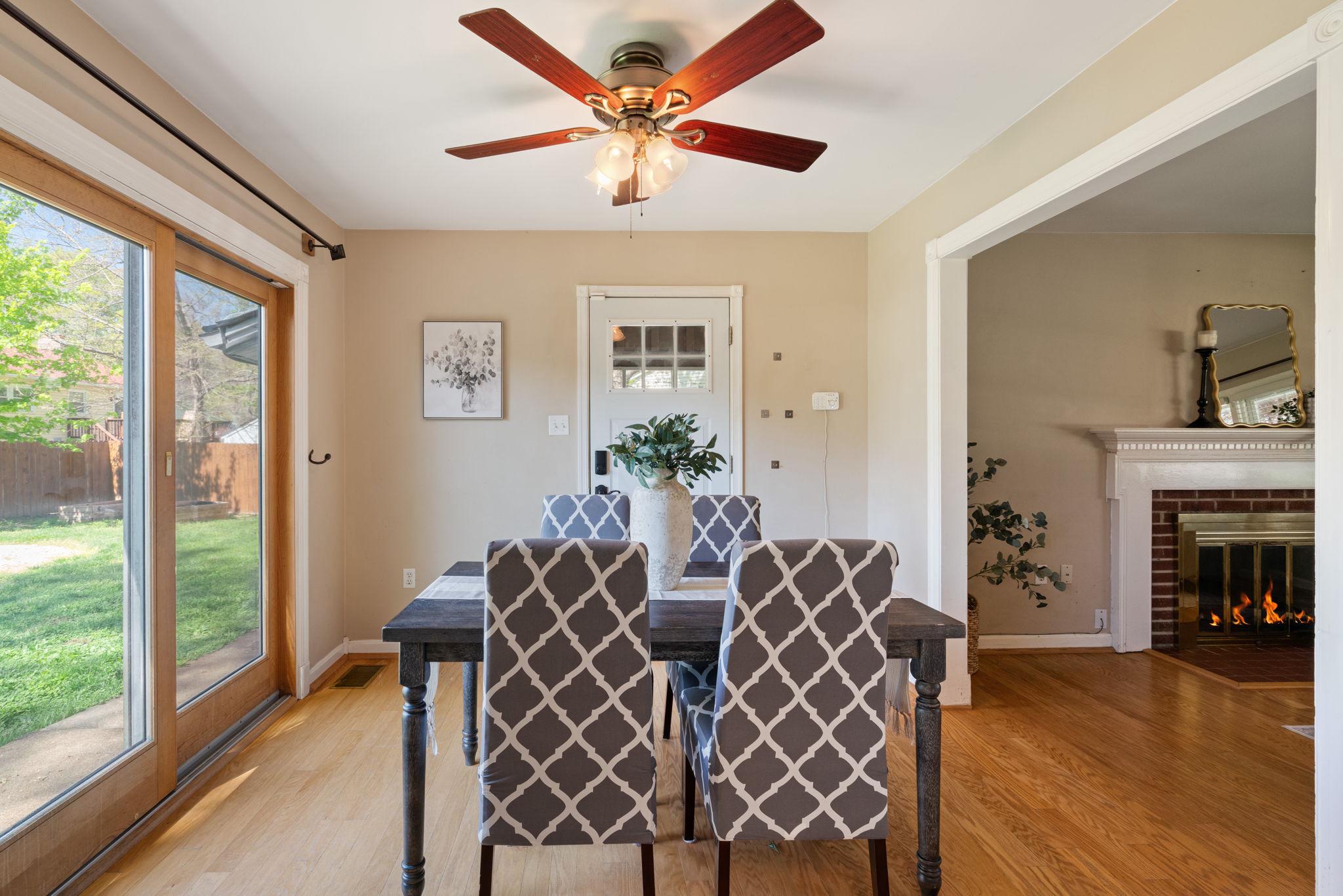 7600 Kingsbury Road Alexandria, VA 22315 - Photo 4 of 29 Dining room w/ sliding doors to outside oasis