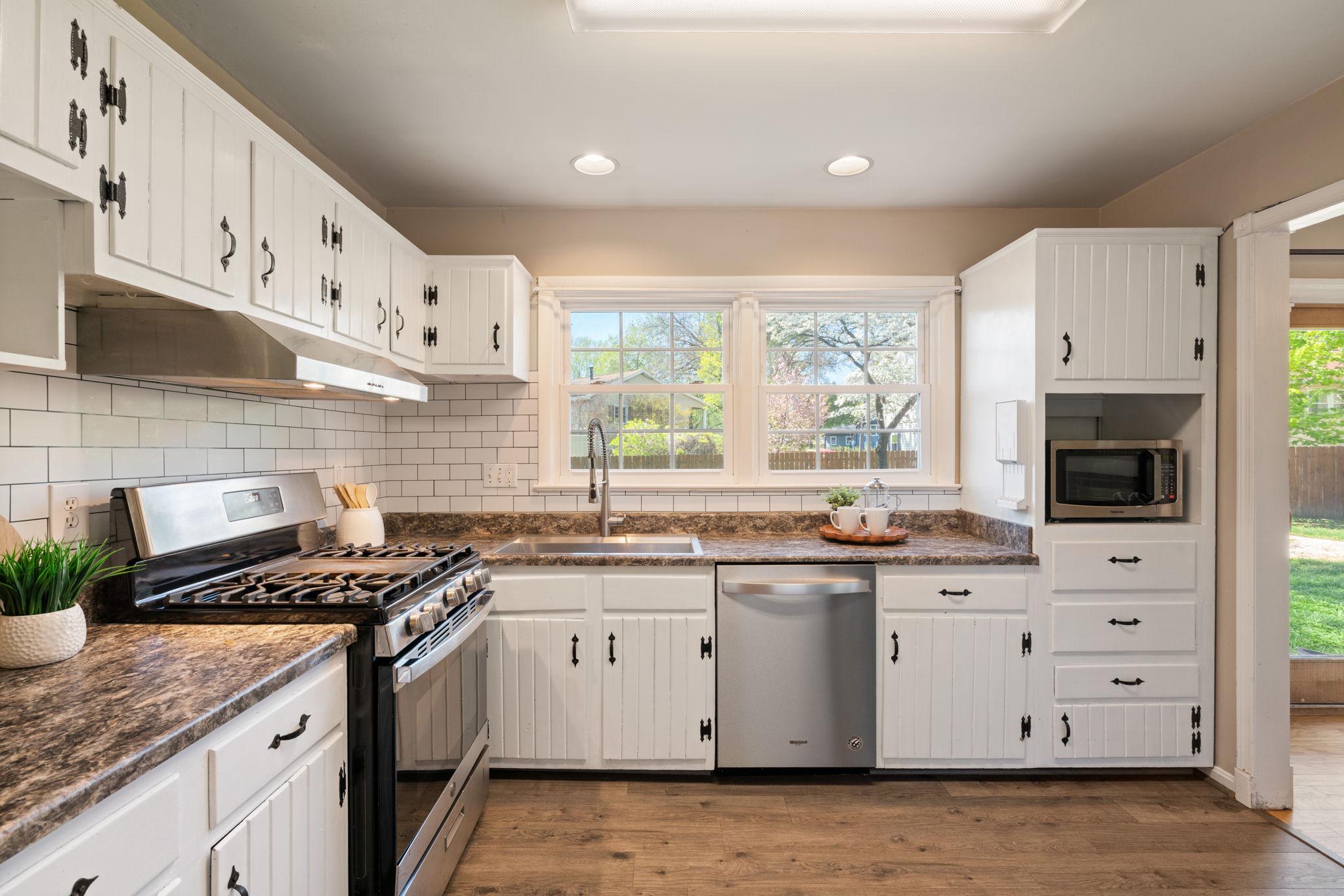 7600 Kingsbury Road Alexandria, VA 22315 - Photo 10 of 31 a kitchen with granite countertop a sink a stove and cabinets