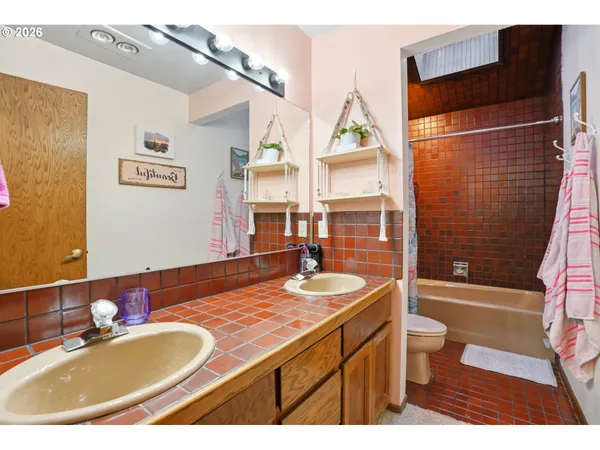 $575,000 | 29885 Riverview Drive, Rainier, OR 97048