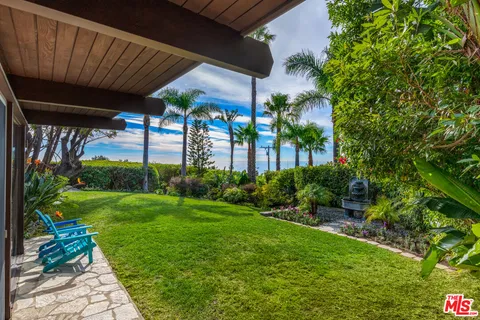 a view of a backyard